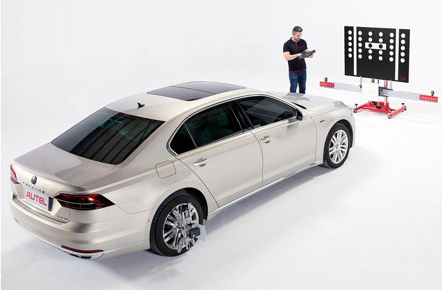 Autel ADAS Kalibrierungssystem im Einsatz mit Fahrzeug und Kalibrierungspanels